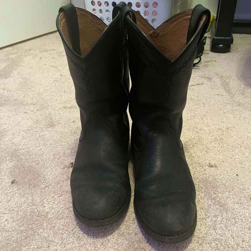 Men’s Ariat roper cowboy boots, in excellent condition.
